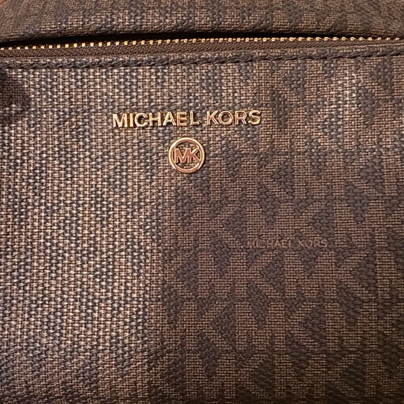MICHAEL KORS Slater Medium Signature Logo Sling Pack - Picture 8 of 9